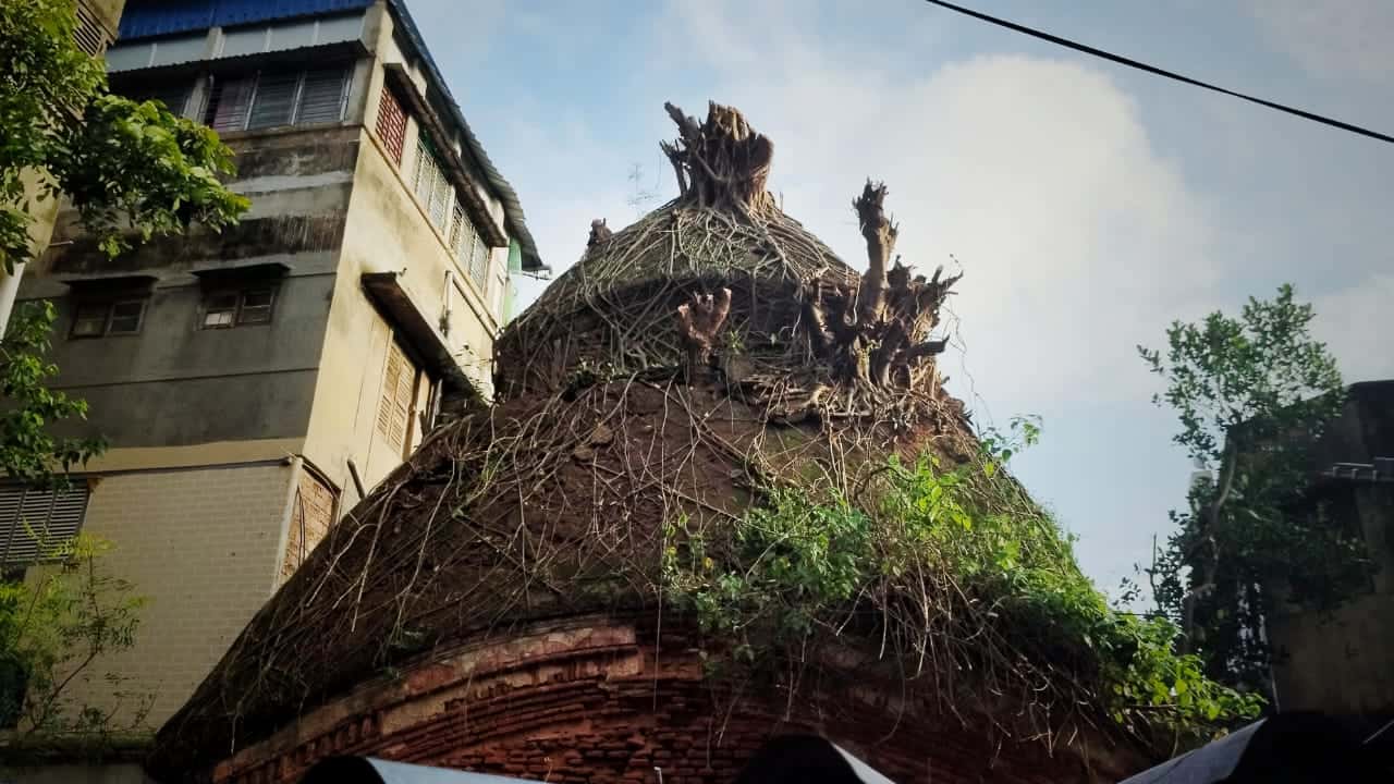 সবার আগে বলা যাক, কুমোরটুলির মধ্যেই দাঁড়িয়ে থাকা বাণেশ্বর মন্দিরটির কথা। এটি কলকাতা হেরিটেজ গ্রেড ওয়ান সাইট। 