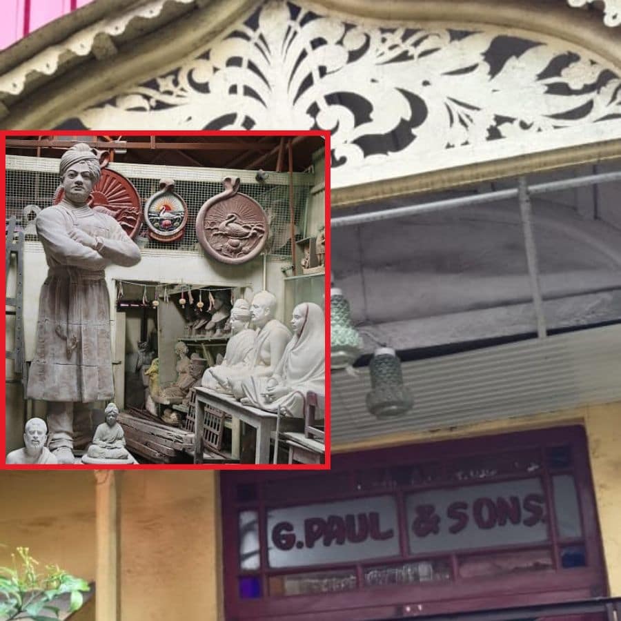 কুমোরটুলি ঘাট থেকে রবীন্দ্র সরণির দিকে এখানকার বিখ্যাত পুজোটিকে ছাড়িয়ে এগোতে গেলেই প্রথম যে গলিটি বাঁ হাতে ঢুকে যাচ্ছে, সেটা দিয়ে সোজা ঢুকে পড়ুন। পাবেন গোপেশ্বর পাল অ্যান্ড সন্সের স্টুডিয়ো। 