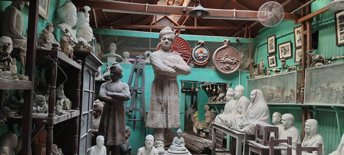 এখানে এলেই চোখে পড়বে ভারতের বিভিন্ন মনীষী– মূলত রামকৃষ্ণদেব, স্বামীজির মূর্তি। আর গোপেশ্বর পালের পৌত্রের সাক্ষাৎ পেলে তো কথাই নেই! জেনে নিতে পারবেন সমস্ত ইতিহাস। 