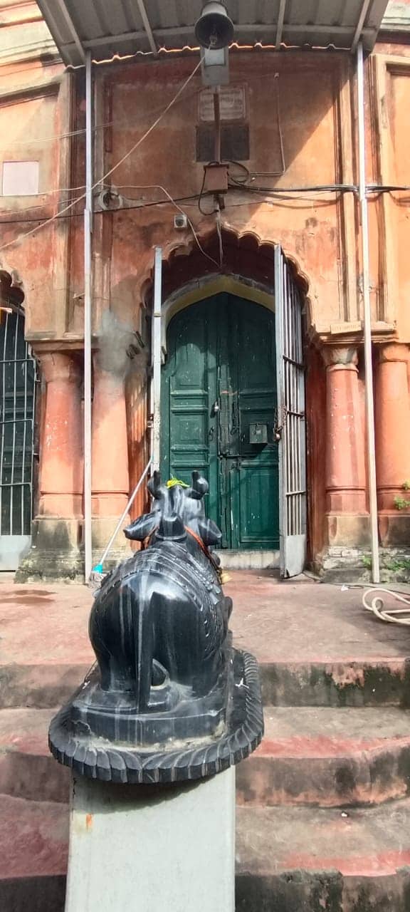 শোভাবাজার মেট্রো থেকে নেমে রবীন্দ্র সরণি ধরে কুমোরটুলির দিকে যেতে গেলেই ডান হাতে নজরে পড়ে একটি ভাঙাচোরা মন্দির। 