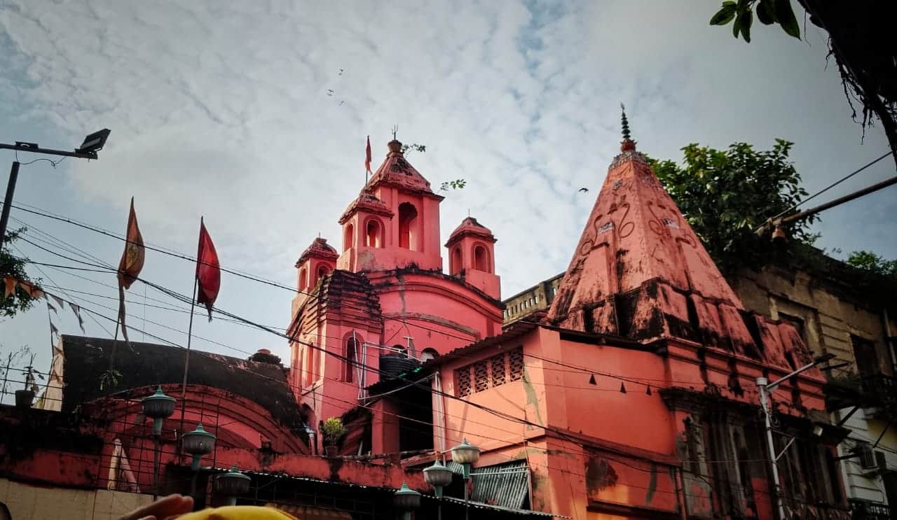 কেবল বাণেশ্বর বা রামেশ্বর মন্দির নয়। কুমোরটুলি থেকে একটু এগোলে রবীন্দ্র সরণির উপরেই রয়েছে ব্ল্যাক প্যাগোডা। গোবিন্দরাম মিত্র এই মন্দিরের প্রতিষ্ঠাতা। 