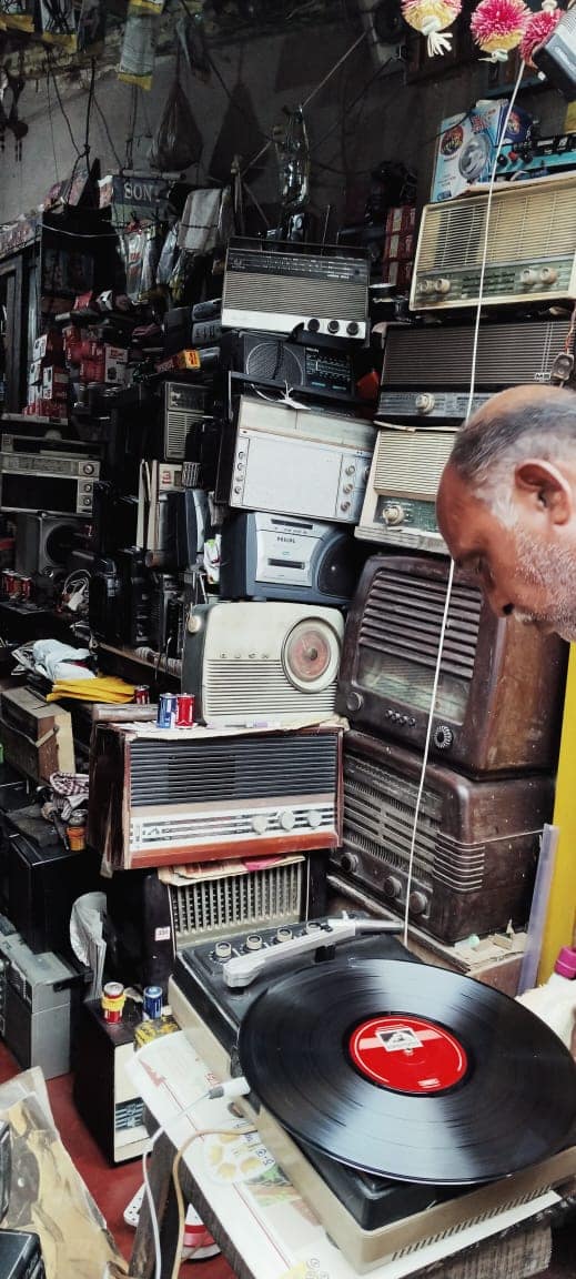 এই কুমোরটুলিতেই রয়েছে কলকাতার ‘রেডিয়োম্যান’ অমিতরঞ্জন কর্মকারের দোকান। আজও সেই একচিলতে দোকানের সামনে গেলে দেখা মেলে গ্রামোফোন থেকে পুরনো দিনের ক্যাসেট প্লেয়ার, রেডিয়ো– সমস্ত কিছুরই।