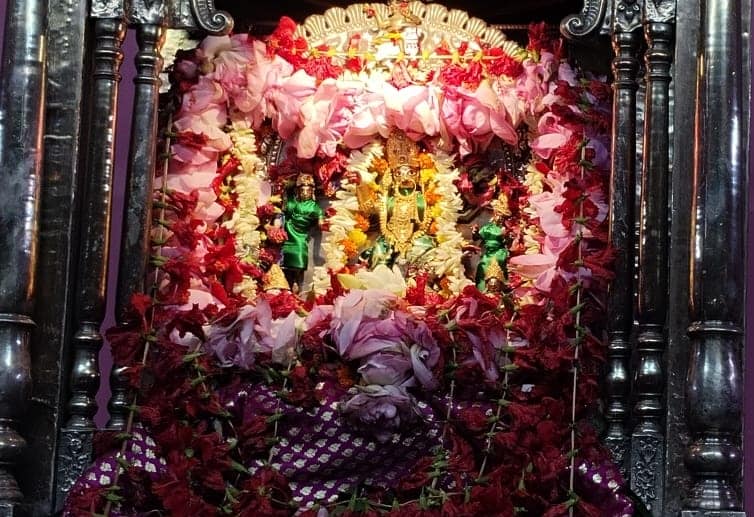 এখানেই রয়েছে ঢাকেশ্বরী মন্দির। ঢাকা থেকে নিয়ে আসা বিগ্রহ সেখানে স্বমহিমায় বিরাজ করছেন।