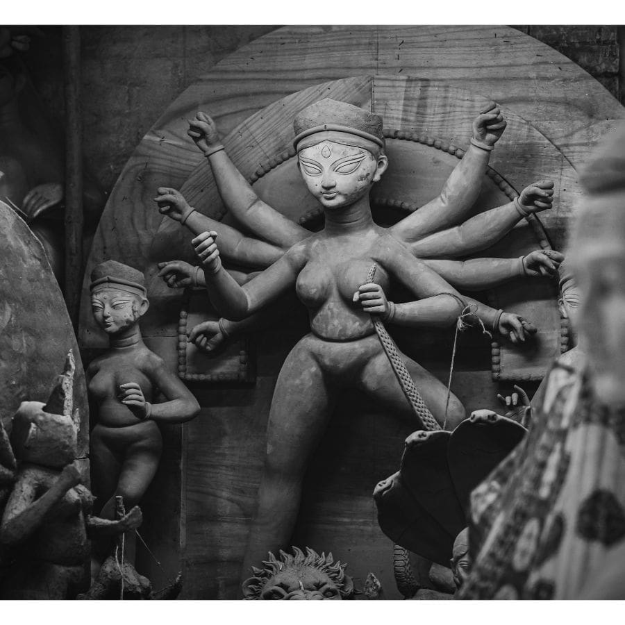 তা হলে আর কী! এ বার কুমোরটুলি গেলে কেবল 'ফটো সেশন' নয়, বা গঙ্গার পাড়ে আড্ডা নয়। ঘুরে দেখুন, ছুঁয়ে দেখুন শহরের বুকে থাকা অজানা ইতিহাসকে।   (এই প্রতিবেদনটি ‘আনন্দ উৎসব’ ফিচারের একটি অংশ।)