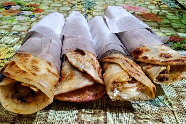 ইয়াম্মিজ: সল্টলেকের দিকে এলে, সেক্টর ওয়ানে অবস্থিত ইয়াম্মিজের দোকানে ঢুঁ মারতে পারেন। এখান থেকে বিভিন্ন ধরনের রোলের মধ্যে থেকে নিজের পছন্দের রোলটি অর্ডার করতে পারেন। 