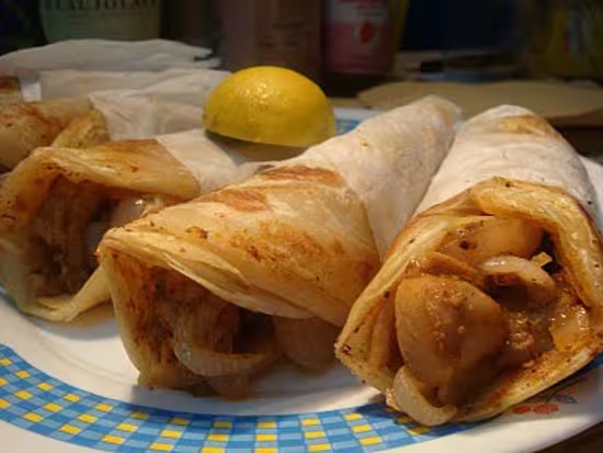 হাজি সাহেব: পুজোয় একদিন বেহালার ঠাকুর দেখা অনেকেরই তালিকায় থাকে। এদিকে এলে বেহালা বাজারের কাছে অবস্থিত হাজি সাহেবের মাটন বা চিকেন রোল খেতে পারেন। 