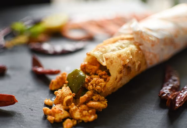 নিজাম: নিজামের বিরিয়ানি তো দারুণ জনপ্রিয়। কিন্তু এখানকার কাঠি রোল-ও কিন্তু কম যায় না! পুজোর সময় একদিন নিজামের মাটন বা চিকেন কাঠি রোল দিয়েই নৈশভোজ সারতে পারেন কিন্তু!