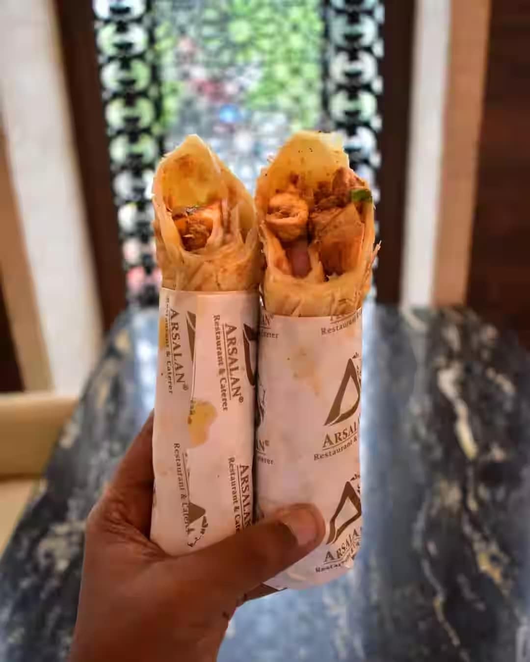 আর্সালান: নিজামের কথা বললে, আর্সালানকে কি আর ভোলা যায়? এই বিখ্যাত দোকানটিও মূলত বিরিয়ানির জন্যই জনপ্রিয়, তবে এখানকার বিভিন্ন ধরনের রোল-ও সমান জনপ্রিয়। চিকেন রোল, মাটন রোল তো আছেই, এগ চিকেন, টিক্কা রোল-ও অর্ডার করতে পারেন। 