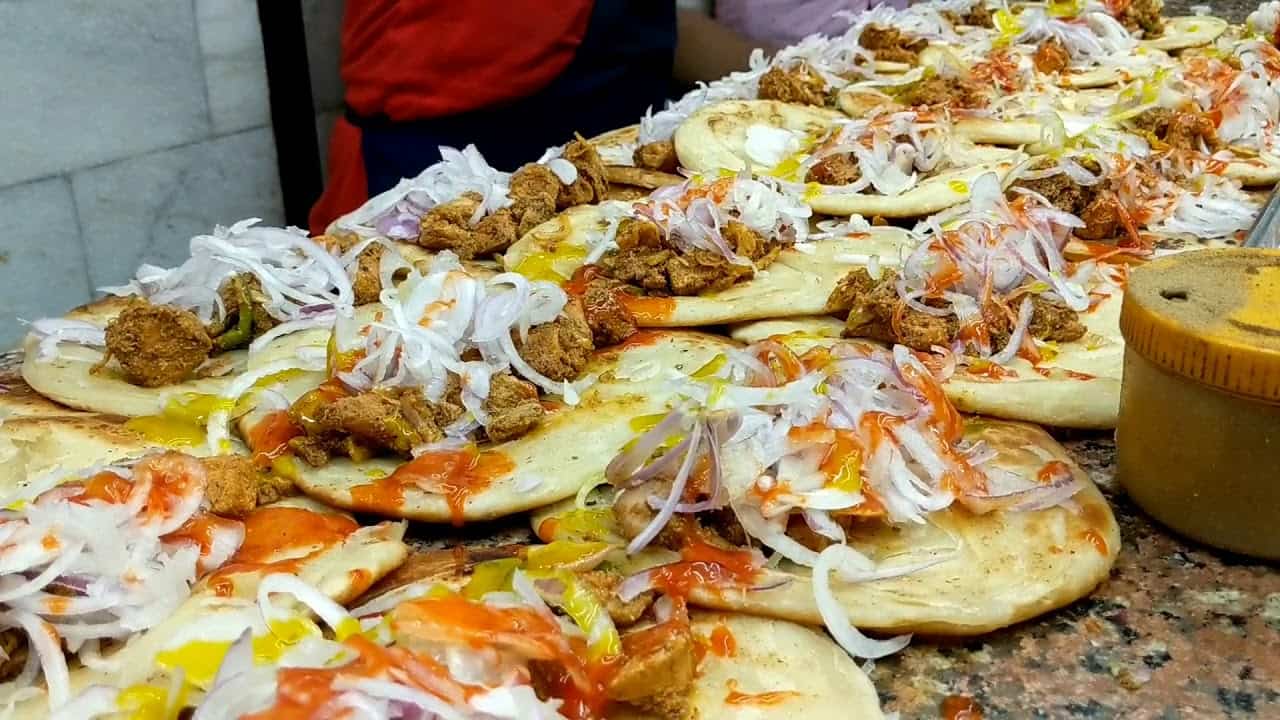 করিমস্: নিজাম, আর্সালানের মতো এই তালিকায় আরও একটি নাম থাকবে যে মূলত বিরিয়ানির জন্য বিখ্যাত হলেও এর দোকানের সমস্ত ধরনের মোঘলাই খানার স্বাদ মুখে লেগে থাকার মতো, রোলের-ও। আর সেই দোকানটি হল করিমস্। 