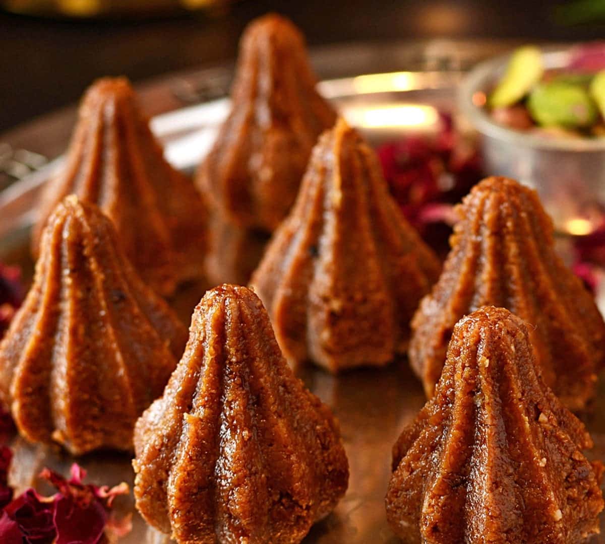 উপকরণ: ২ বড় চামচ ঘি, ৫ বড় চামচ আটা, ১ কাপ নারকেল কুড়ো, কাজু, পেস্তা, কিশমিশ, ১ কাপ গুড় এবং ১ কাপ দুধ। 