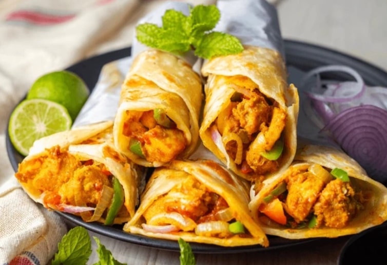 বেদুইন: দেশপ্রিয় পার্ক এসেছেন যখন, গড়িয়াহাটের দিকে কি আর যাবেন না? ওদিকে গেলেই আছে বেদুইন। না, না। এরা মোটেই যাযাবর নয়। কিন্তু এদের দোকানের ফিশ টিকিয়া রোল, মাটন রোল কিংবা চিকেন রোলের স্বাদ আপনাকে তাক লাগিয়ে দিতে পারে। 