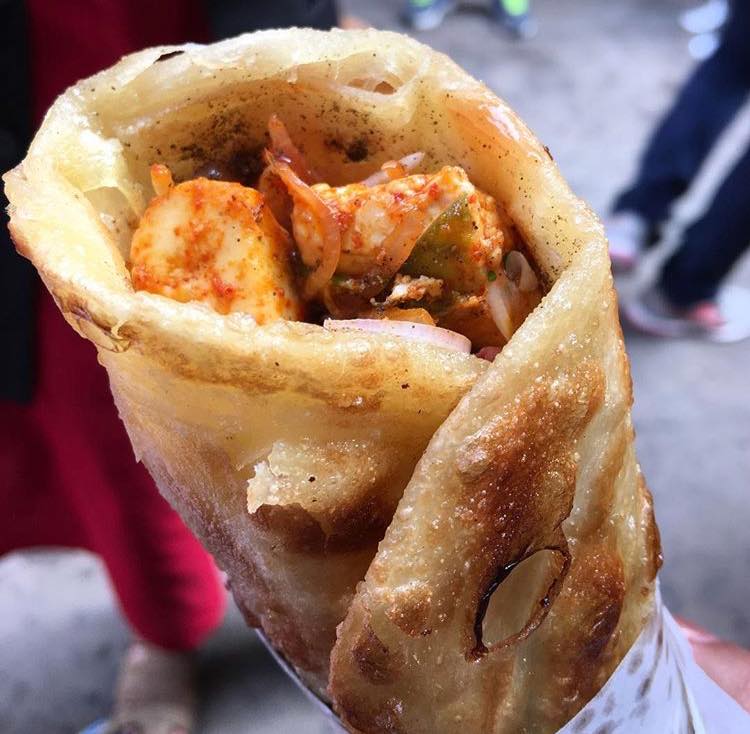 ডি কিচেন: শিব দাস ভাদুড়ি লেনের দিকে এসে পড়েছেন ঠাকুর দেখতে দেখতে? তাহলে তো ডি কিচেনে একবার ঢুঁ মারতেই হবে। এখানকার রোলের কিন্তু বেশ সুখ্যাতি আছে। (এই প্রতিবেদনটি ‘আনন্দ উৎসব’ ফিচারের একটি অংশ।)