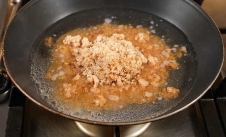 কিছু সময় পরেই দেখা যাবে ধীরে ধীরে বদলে যাচ্ছে আটার রং। একই সঙ্গে বেরিয়ে আসছে সুগন্ধ। আটার কাঁচাভাব চলে গেলে উপর থেকে ছড়িয়ে দিতে হবে নারকেলের কুড়ো। 