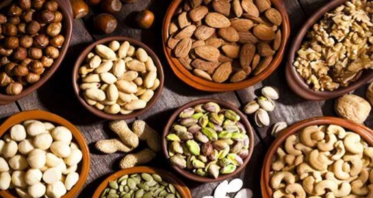  এর পরেই মিশিয়ে নিন কিছু ড্রাই ফ্রুটস্। যেমন পেস্তা, কাজুবাদামের টুকরো, কাঠবাদাম, চাইলে মেশাতে পারেন কিশমিশও। 