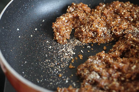 সবকিছু দেওয়ার পর এই সমস্ত জিনিসকে মিশিয়ে নিন ভাল করে। দুই থেকে তিন মিনিট মতো অল্প আঁচে নাড়াচাড়া করতে হবে এটিকে। 