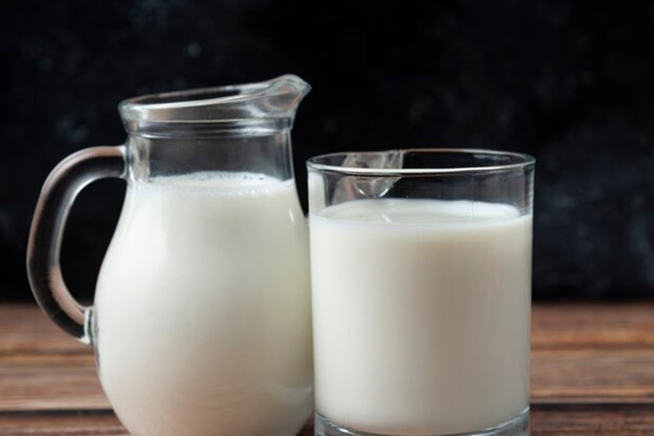 তাতে এ বার যোগ করুন দুধ। এর পর আবারও ভাল করে মেশানোর পালা। 