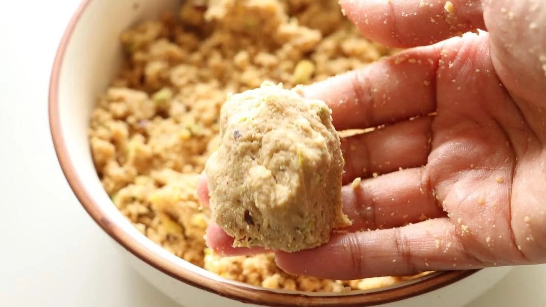 যখনই দেখা যাবে মণ্ডটিকে হাতের চাপেই নতুন আকার দেওয়া যাচ্ছে, বুঝে যাবেন আপনার মোদক প্রায় তৈরি। 