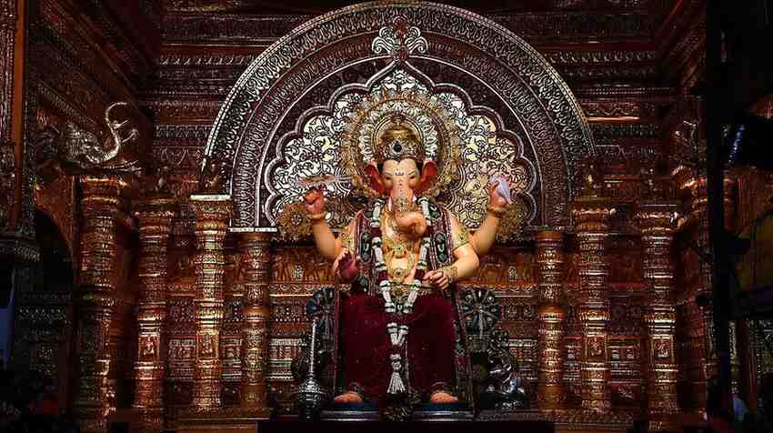 মুম্বইয়ের সবচেয়ে বিখ্যাত এবং সর্বাধিক ভক্ত সমাগমের জন্য পরিচিত লালবাগচা রাজার মণ্ডপ। প্রায় ৯০ বছরের পুরনো এই পুজোয় আরাধ্য বিগ্রহকে 'ইচ্ছাপূরণকারী গণেশ' বলা হয়। তাঁর এক ঝলক দর্শনের জন্য ভক্তেরা ঘণ্টার পর ঘণ্টা লাইনে দাঁড়িয়ে থাকেন।