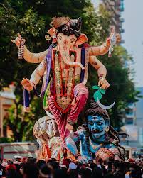 লালবাগচা রাজার ঠিক পাশেই গণেশ গলি মুম্বাইচা রাজার মণ্ডপ। তার নতুন নতুন থিম এবং শিল্পকলার টানে প্রতি বছরই বহু মানুষ ভিড় করেন। এটি মুম্বইয়ের অন্যতম পুরনো এবং সবচেয়ে আকর্ষণীয় মণ্ডপগুলির মধ্যে একটি। 