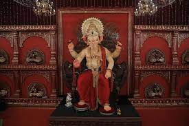 মুম্বইয়ের খেতওয়াড়ি এলাকাটি তার দর্শনীয় গণেশ মণ্ডপের (খেতওয়াড়ি গণরাজ) জন্য পরিচিত। এখানকার গণেশ মূর্তিগুলি তাদের উচ্চতার জন্য বিখ্যাত। এখানে এক-একটি মূর্তির উচ্চতা প্রায় ৪০ ফুট পর্যন্ত হয়ে থাকে।