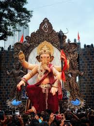 মুম্বইয়ের খেতওয়াড়ি এলাকাটি তার দর্শনীয় গণেশ মণ্ডপের (খেতওয়াড়ি গণরাজ) জন্য পরিচিত। এখানকার মূর্তিগুলি তাদের উচ্চতার জন্য বিখ্যাত। এ পাড়ায় এক-একটি মূর্তির উচ্চতা প্রায় ৪০ ফুট পর্যন্ত হয়ে থাকে।  চিঞ্চপোকলি চিন্তামণি মণ্ডপটি বিখ্যাত তার সুপ্রাচীন ঐতিহ্যের জন্য। এখানে গণেশ বিসর্জনের যাত্রা দেখতে হাজার হাজার মানুষ ভিড় করেন প্রতি বারই।