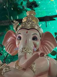 থানে শহরের সবচেয়ে জনপ্রিয় গণেশ মণ্ডপ তেম্বি নাকা গণেশ উৎসব মণ্ডল। এখানকার গণেশ মূর্তিটি তার আকার, সাজসজ্জা এবং রাজকীয়তার জন্য বিখ্যাত। এখানেও প্রচুর ভক্তের সমাগম হয়।