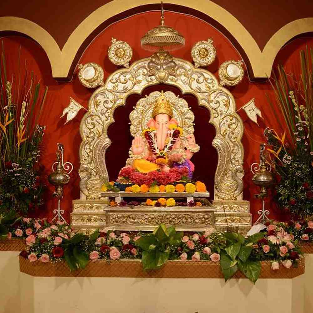 মুম্বইয়ের সবচেয়ে পুরনো গণেশ মণ্ডপগুলির মধ্যে অন্যতম হল কেশবজি নায়েক চৌল। প্রায় ১২০ বছর আগে শুরু হয়েছিল এই পুজো। বাল গঙ্গাধর তিলক নিজে এই মণ্ডপের সূচনা করেছিলেন। এটি তার ঐতিহাসিক গুরুত্ব এবং শান্তিপূর্ণ পরিবেশের জন্য পরিচিত।  (এই প্রতিবেদনটি ‘আনন্দ উৎসব’ ফিচারের একটি অংশ )।