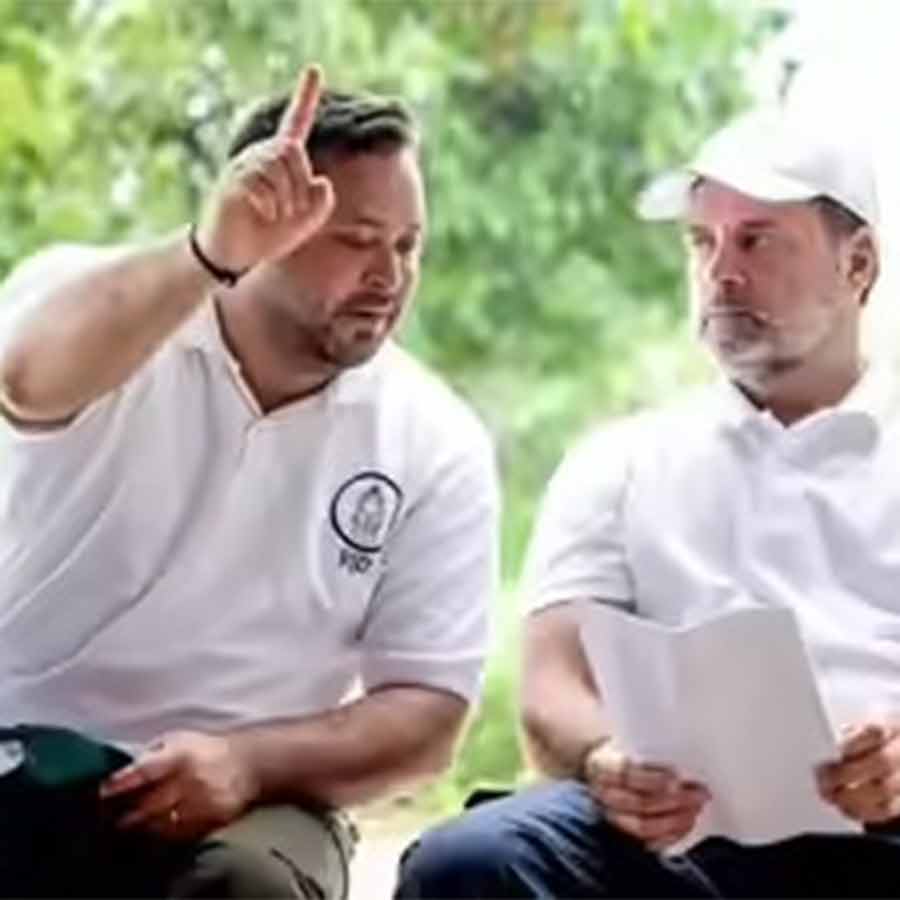 বিহারে ‘ভোটার অধিকার যাত্রা’র অবসরে তেজস্বী যাদব ও রাহুল গান্ধী।