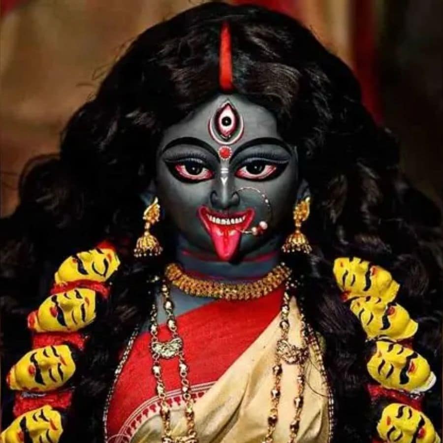 ৩। মা দুর্গা সন্তুষ্ট হয়ে তাঁকে কালীরূপে আশীর্বাদ দিলেন। আশীর্বাদের শক্তিতে রাবণ যেন হয়ে উঠলেন অপরাজেয়।