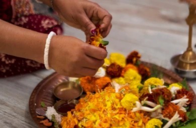 গোটা শহর জুড়েই এখন বাপ্পার পুজোর তোড়জোড় তুঙ্গে। জাঁকজমক এবং সৃজনশীলতার নিরিখে শহরের কিছু গণেশ পুজো হার মানায় দুর্গাপুজোর প্রস্তুতিকেও। 