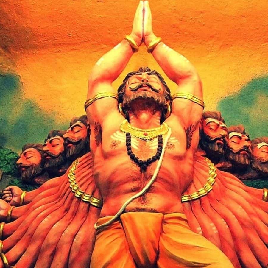 ৭।  অসম্ভব বলে মনে হলেও, শেষ পর্যন্ত রাবণকেই পৌরোহিত্য করার অনুরোধ জানান রাম। কারণ রাবণের পৌরোহিত্য ছাড়া এই পুজো অসম্পূর্ণ। রামের অনুরোধে এই শর্তে রাজিও হয়েছিলেন রাবণ।