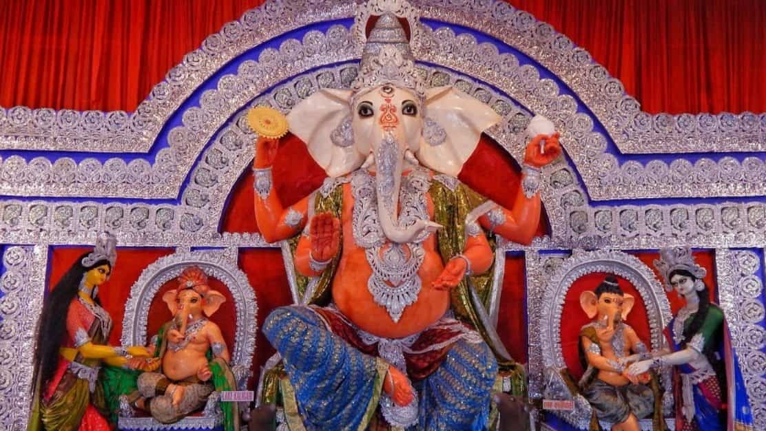  লেক কালীবাড়ির গণেশ পুজো- শ্রী শ্রী ১০৮ করুণাময়ী কালীমাতা মন্দিরের প্রাঙ্গনে অনুষ্ঠিত এই গণেশ পুজো দক্ষিণ কলকাতার বৃহৎ পুজোগুলির মধ্যে অন্যতম। 