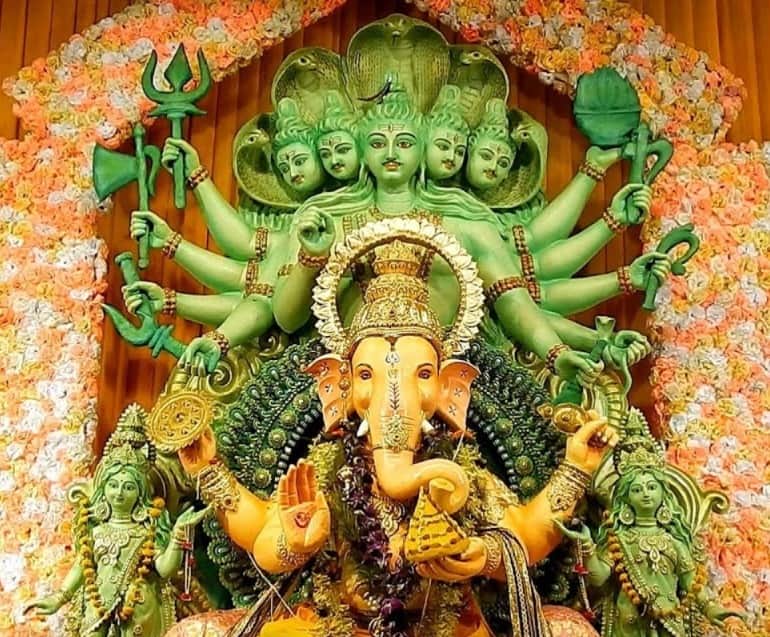 কলকাতায় বসেই মুম্বইয়ের গণপতি উৎসবের স্বাদ নিতে চান? ভবানীপুরের গণেশ পুজোয় এলে ঠিক এমনই আমেজ পাবেন। মূলত মুম্বইয়ের প্রবাসীরাই এই পুজোর সূচনা করেছিলেন। এমনকি এখানকার গণেশ প্রতিমাও প্রচীন মহারাষ্ট্রীয় শৈলী দ্বারা অনুপ্রাণিত।