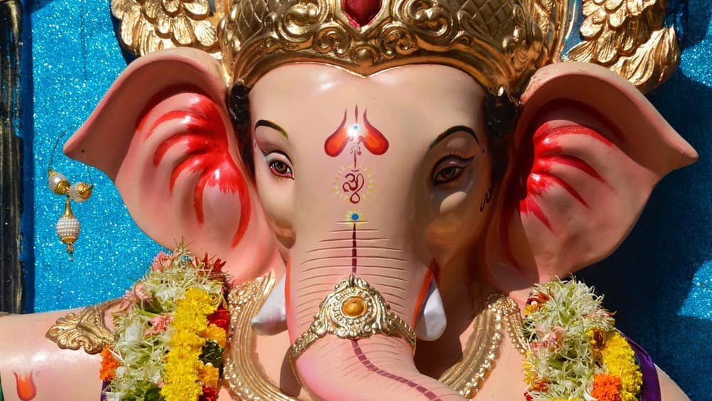 সল্টলেক- এ ছাড়াও সল্টলেক এলাকাতেও বড় করেই উদ্‌যাপিত হয়ে থাকে গণপতি উৎসব। অতিমারির সময়ের কথা মনে আছে তো? অভিনব উপায়ে ডিজিটাল মাধ্যমেই বাপ্পার আরাধনা নিয়ে আয়োজকেরা পৌঁছে গিয়েছিলেন সকলের ঘরে ঘরে। ( এই প্রতিবেদনটি ‘আনন্দ উৎসব’ ফিচারের একটি অংশ। )