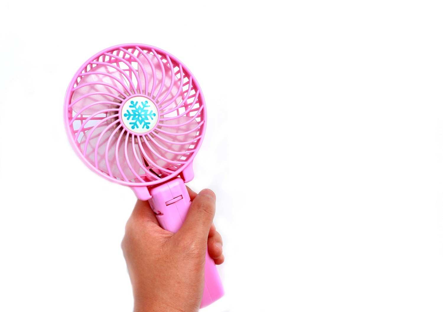 পুজোর সময়ে অনেক জায়গাতেই বেশ গরম থাকে। একটি ছোট পোর্টেবল এয়ার কন্ডিশনার বা ফ্যান উপহার দিতে পারেন। এটি আপনার বন্ধুর জন্য খুব আরামদায়ক এবং অনন্য উপহার হবে।