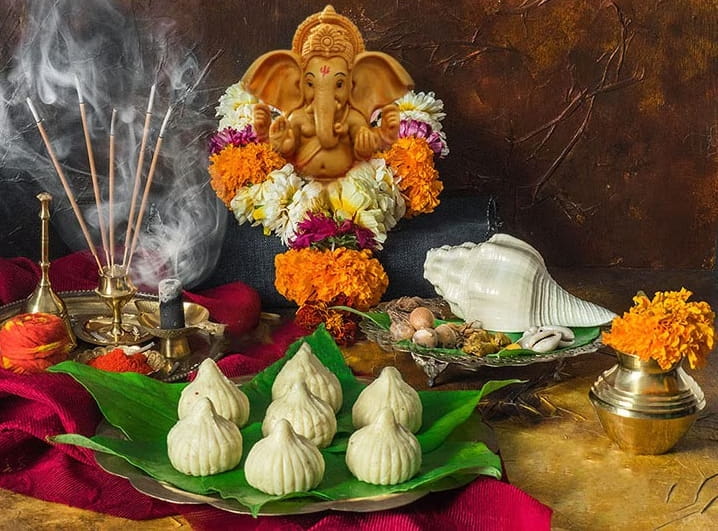 এ বার সেই প্রদীপে ৪টি সলতে চার দিকে অর্থাৎ উত্তর, পূর্ব, পশ্চিম এবং দক্ষিণ দিকে মুখ করে রাখুন। ঘি অথবা তিলের তেল ব্যবহার করুন প্রদীপে। আর তার চার দিকে কিছু কয়েন রাখুন। 