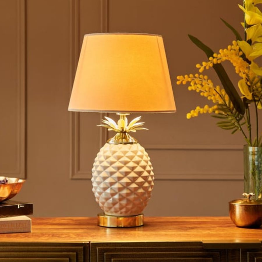 ৩.আলোকসজ্জা: কাচের ল্যাম্পশেড, ঝাড়বাতি বা হ্যারিকেন ল্যাম্প আবার ফিরে এসেছে গৃহসজ্জার ফ্যাশনে।