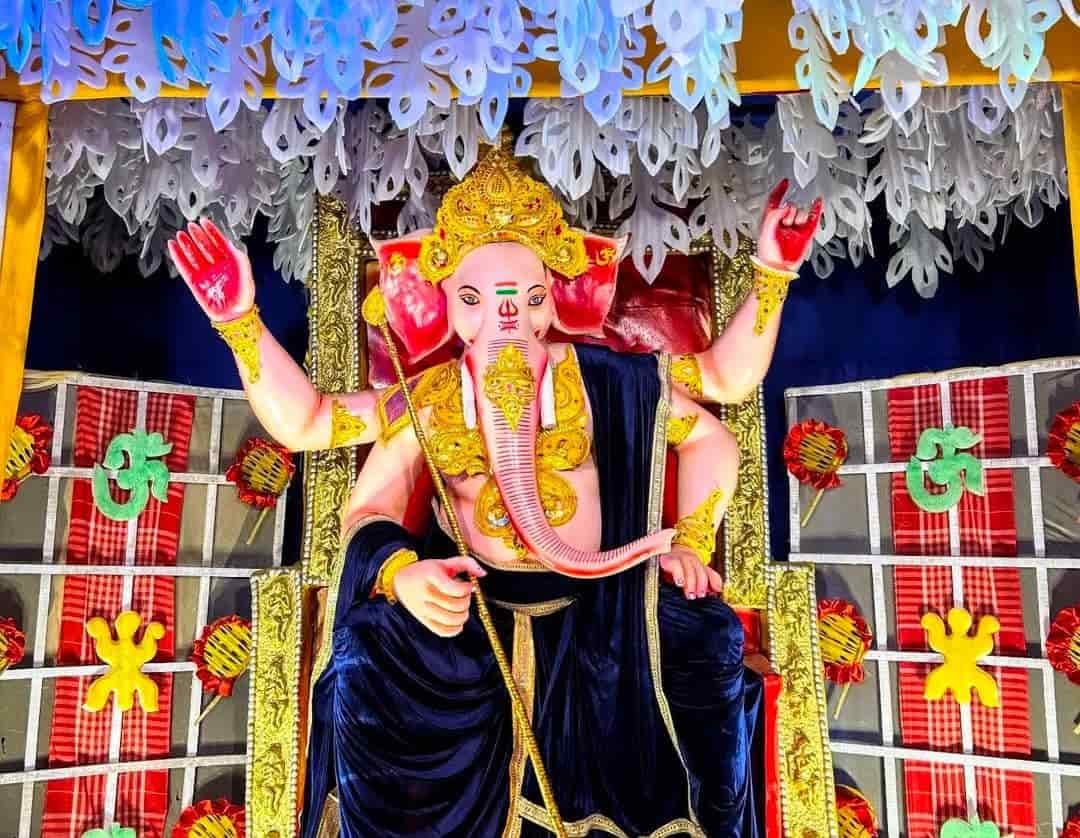 হাল আমলে কলকাতায় গণেশ পুজোর রমরমা ঘটলেও, বাংলার এই জায়গায় দীর্ঘদিন ধরেই মহা ধুমধামে গণপতির আরাধনা হয়ে আসছে। চোখে পড়ে থিম পুজোর রমরমাও। এখানকার মানুষ রাত জেগে ঠাকুর দেখেন দুর্গাপুজোর মতোই।