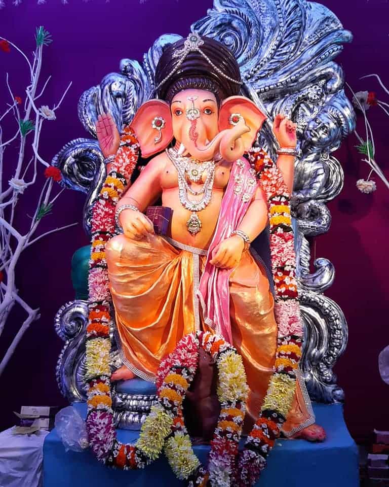 কাঁকিনাড়ায় এ বার কোথায় কোন পুজো হচ্ছে, চলুন জেনে নেওয়া যাক। প্রথমেই বলা যাক, কাঁকিনাড়া যুবক সঙ্ঘের কথা। এখানে এ বছর তিরুপতি বালাজির মন্দির হচ্ছে। গত বছর এই মণ্ডপ আদি যোগী থিমে চমকে দিয়েছিল সকলকে। 