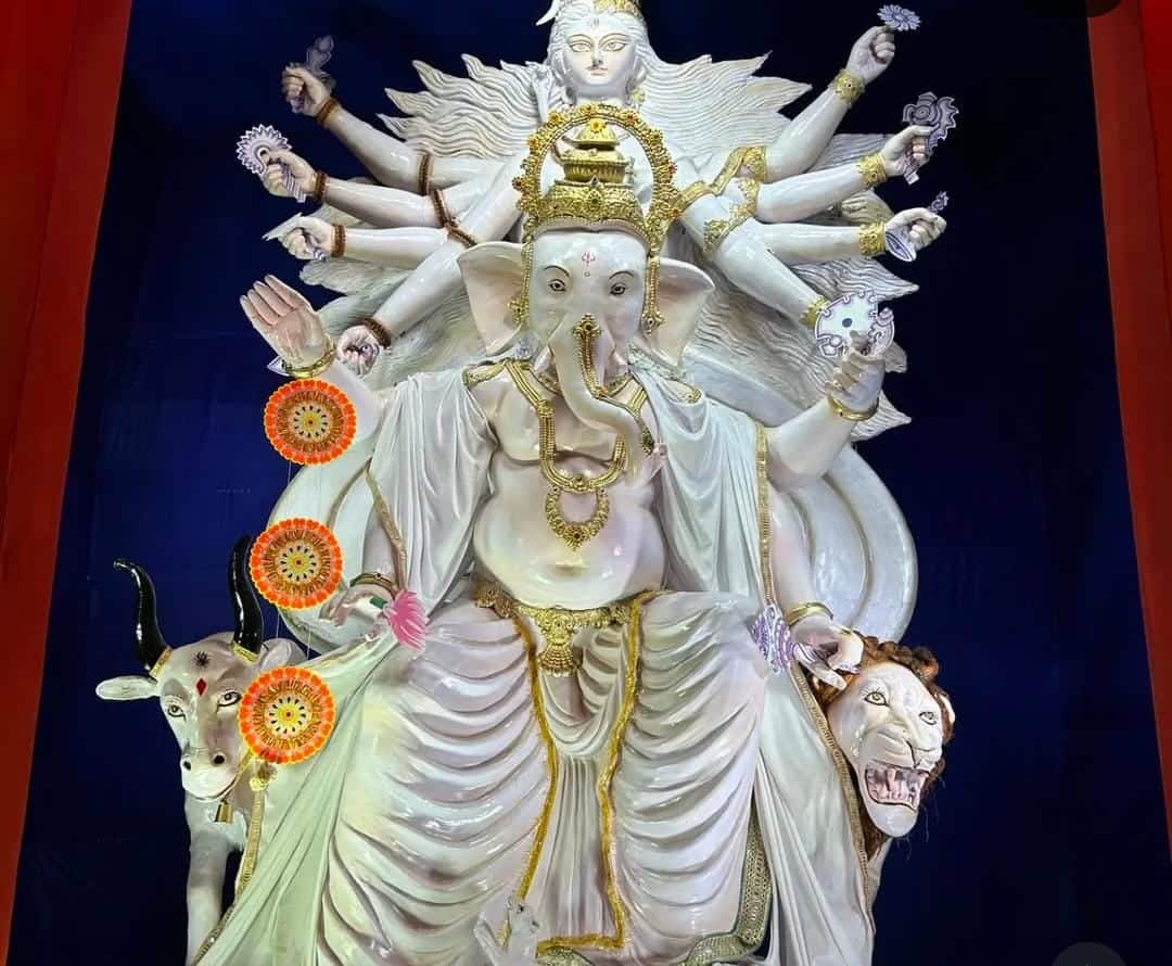 ৬ নম্বর রেল স্টেশনের কাছে একতা সঙ্ঘের এ বারের থিম ময়ূরলোক। গোটা মণ্ডপ শালপাতা দিয়ে ময়ূর আকারে সেজে উঠেছে। 