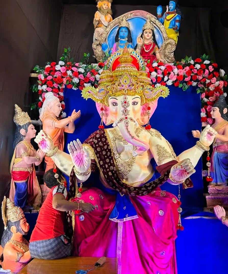 কাঁকিনাড়া ৬ নম্বর গলি গ্রাউন্ডের এ বারের থিম ধুলো ঠাকুর। মাটির হাঁড়ি এবং ঘণ্টা দিয়ে সাজানো হচ্ছে মণ্ডপ। 