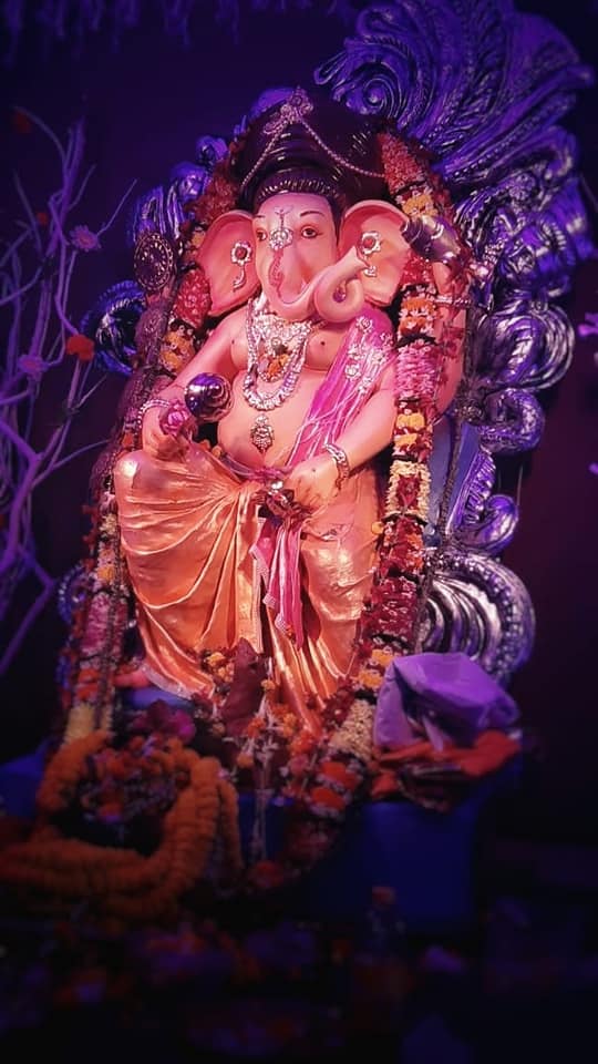 কেবল কাঁকিনাড়া নয়, ইদানীং কলকাতার বুকেও একাধিক জায়গায় সাড়ম্বরে বাপ্পার আরাধনা হয়। থিম পুজোও বাদ পড়ে না।  (এই প্রতিবেদনটি ‘আনন্দ উৎসব’ ফিচারের একটি অংশ।)