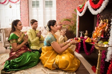 ঠাকুরের সিংহাসন কখনই দক্ষিণ দিকে রাখা উচিত নয়। ঠাকুর ঘর সিঁড়ির নিচে বা বাথরুমের কাছেও করা উচিত নয়। 