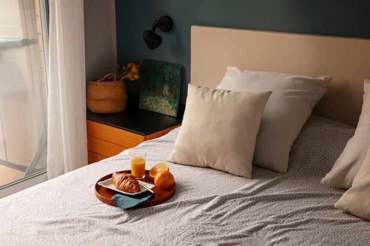 শোয়ার ঘরের দরজা উত্তর, পূর্ব বা পশ্চিম দিকে হওয়া উচিত। শোয়ার সময় মাথা দক্ষিণ বা পূর্ব দিকে রেখে শোয়া উচিত। 