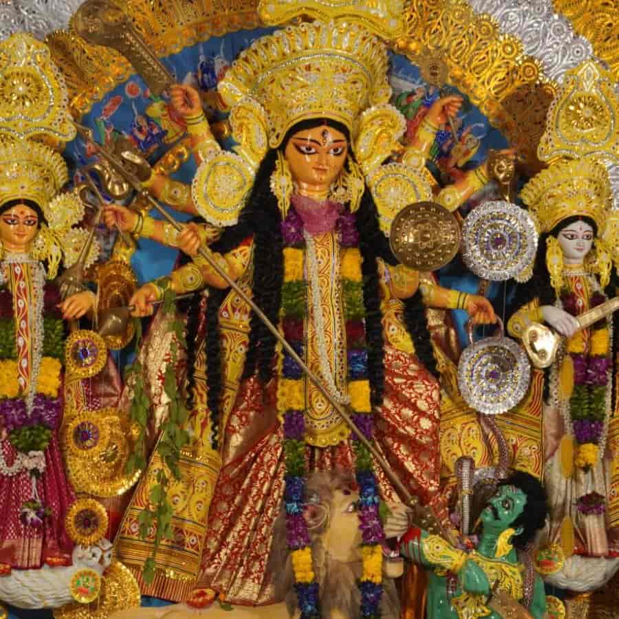 ৫। কিন্তু, সেই পুজোতে কে হবেন পুরোহিত? এ এক বড়‌ই জটিল প্রশ্ন ছিল। 