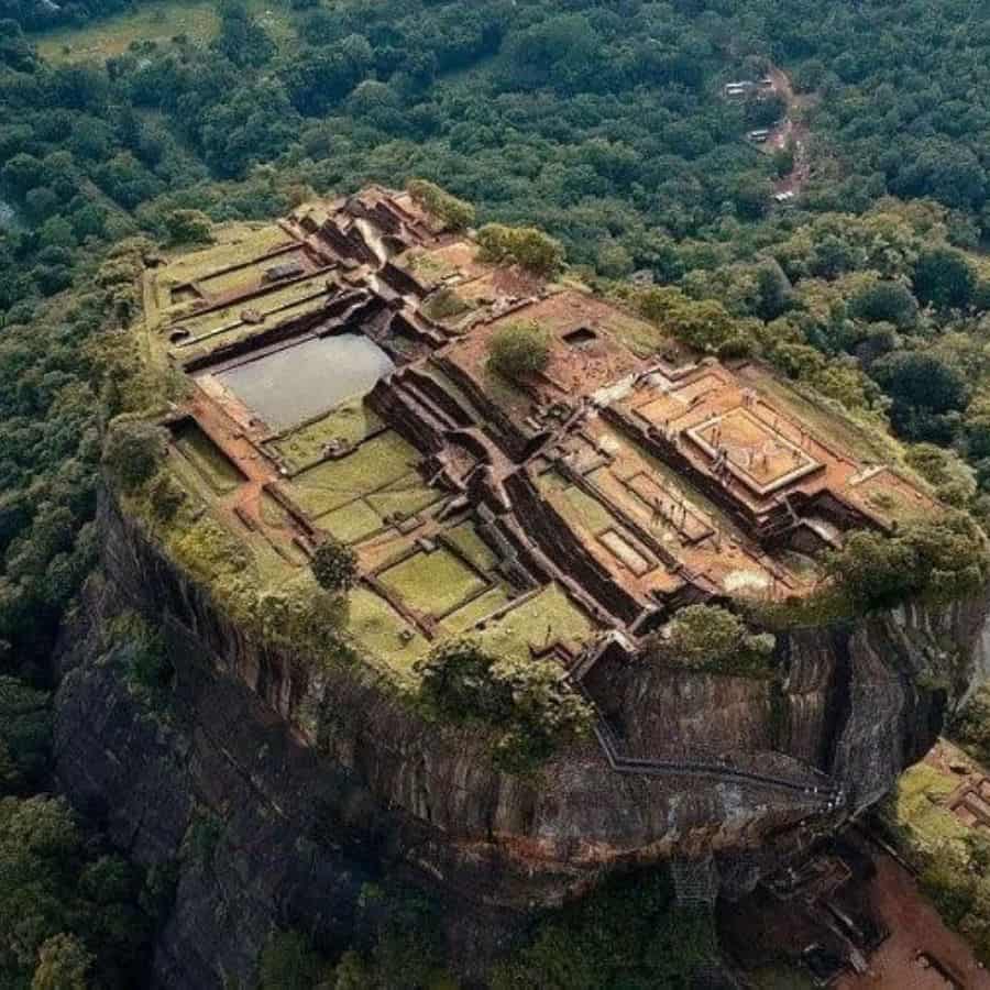 ৮।  পৌরোহিত্যের আগে তিনি রামকে অনুরোধ করেছিলেন যাতে পুজোর পরে তাঁকে লঙ্কায় ফিরে যাওয়ার সুযোগ দেওয়া হয়। রামচন্দ্র সেই অনুরোধ রেখেছিলেন।