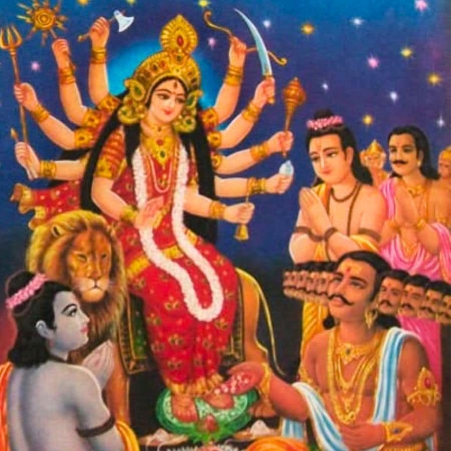 ১০। বোধনের মন্ত্র পাঠ করতে গিয়ে রাবণ উচ্চারণ করলেন, “রাবণস্য বধার্থায়…”। অর্থাৎ নিজের মৃত্যুর উদ্দেশেই সংকল্প বেঁধে দিলেন তিনি।