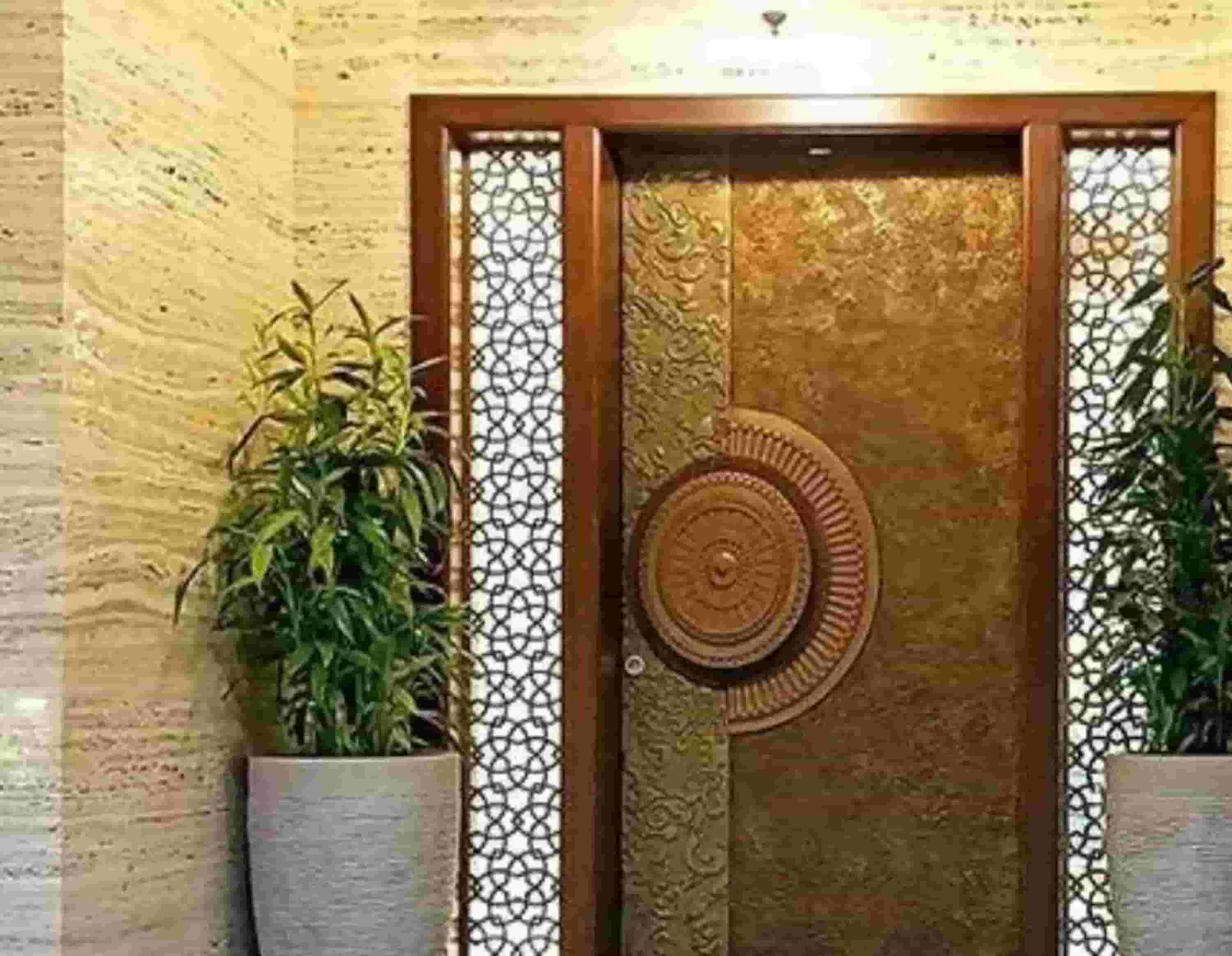 বাড়ির মূল দরজা পূর্ব, উত্তির বা উত্তর পূর্ব দিকে হলে তা শুভ। মূল দরজার উপর পঞ্চমুখী হনুমানের ছবি রাখতে পারেন, এতে সমস্ত বাধা, সমস্যা দূর হয়। 