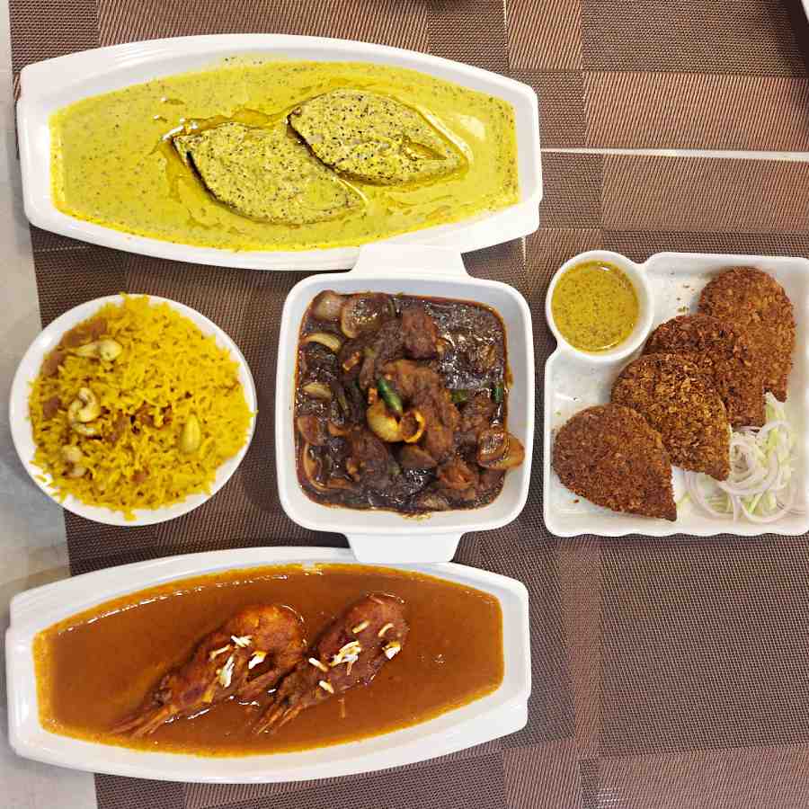রেস্তরাঁর মেনুতে থাকছে নানা ধরনের বাঙালি খাবার এবং কলকাতার চাইনিজ়। 