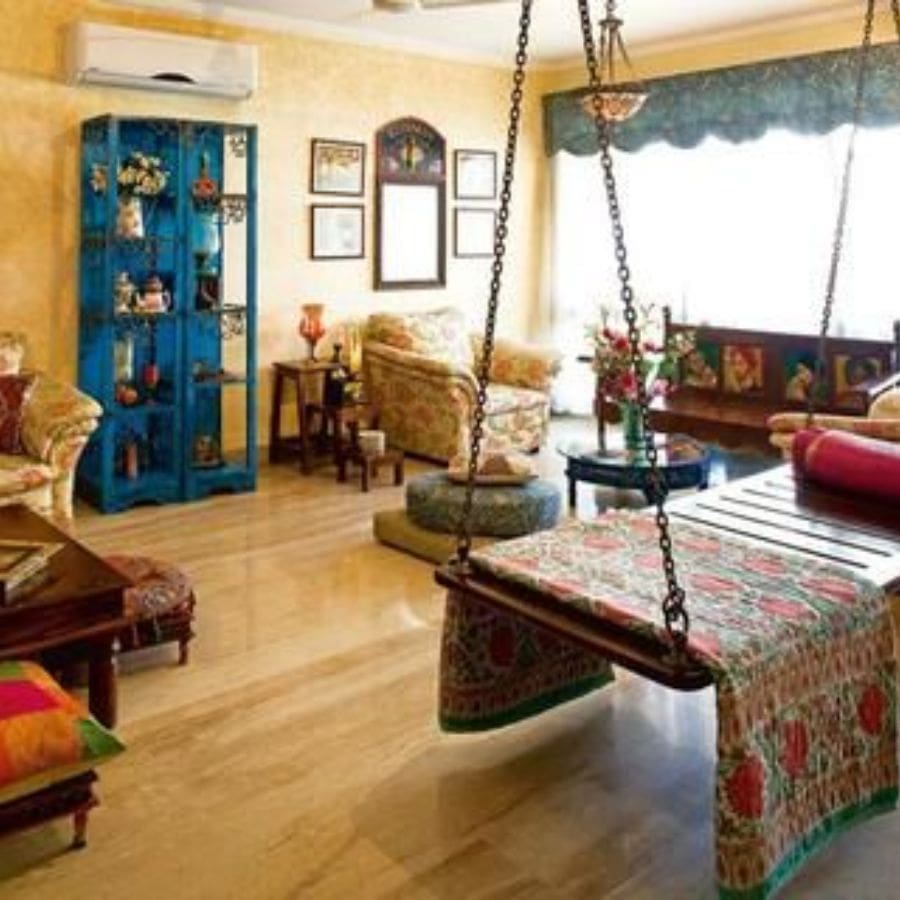 ৬.পুরনো বই: কাঠের শেলফে পুরনো বই সাজালে ঘরে এক ধরনের প্রাচীন আভিজাত্য তৈরি হবে।